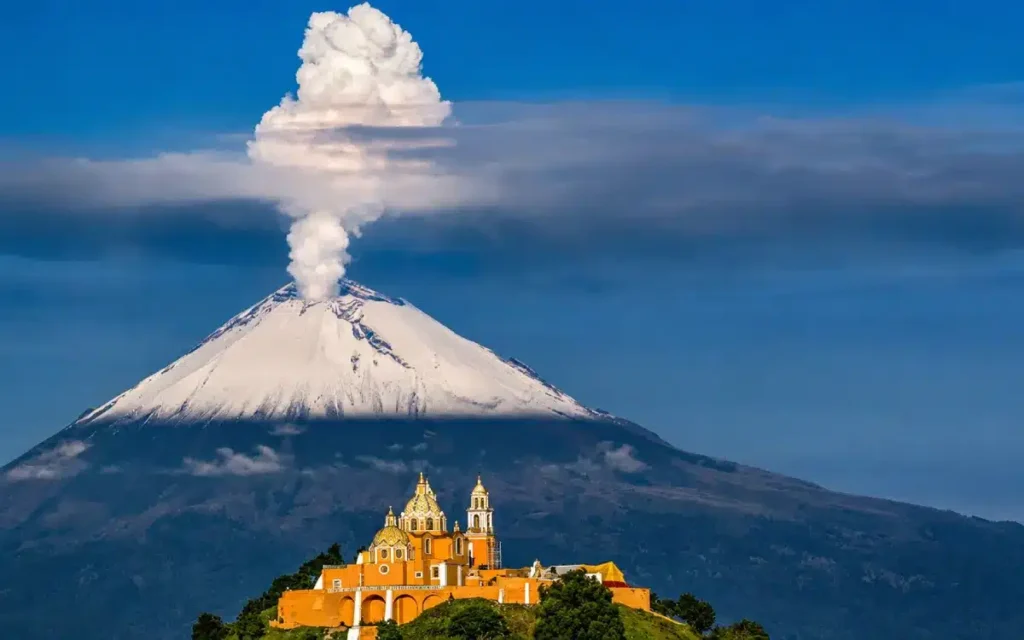 casona-antigua-con-un-diseno-vierreynal-rodeado-de-arboles-con-el-volcan-Popocatepetl-de-fondo